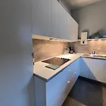 Cozy Modern With Small Balcony In The Heart Of 아파트