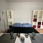 Cozy Modern With Small Balcony In The Heart Of 베를린
