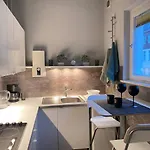Cozy Modern With Small Balcony In The Heart Of 아파트 베를린