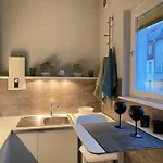 アパート Cozy Modern With Small Balcony In The Heart Of