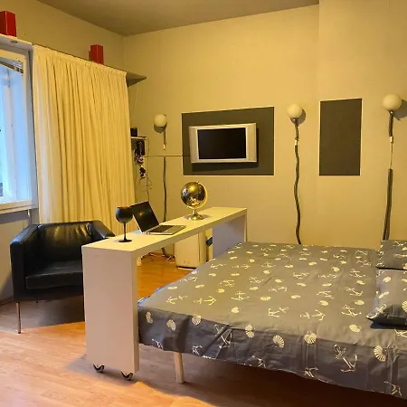 Cozy Modern With Small Balcony In The Heart Of