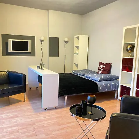 Cozy Modern With Small Balcony In The Heart Of 公寓