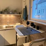 Cozy Modern With Small Balcony In The Heart Of 公寓