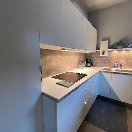 Cozy Modern With Small Balcony In The Heart Of 아파트