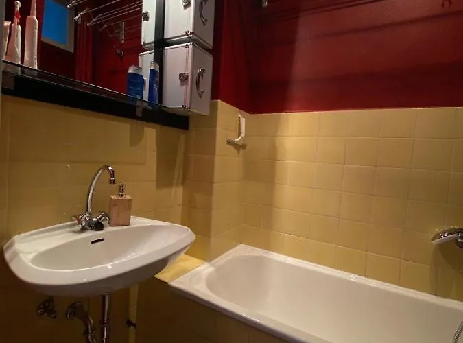 Cozy Modern With Small Balcony In The Heart Of Daire *