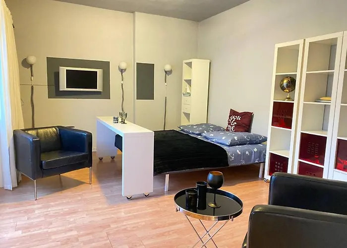 Cozy Modern With Small Balcony In The Heart Of Daire